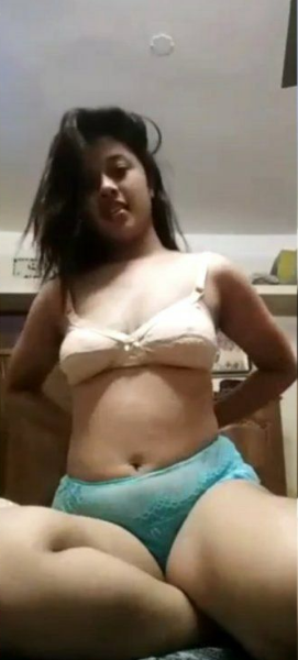 Desi Cute Girl Showing Boobs n big ass