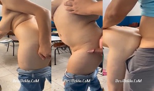 Sexy Gf ne college k bench pe lund haath mai leke apne chut marvayi