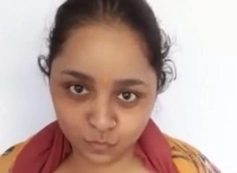 Desi Girl Ke Hot Boobs Aur Garam Adaayein