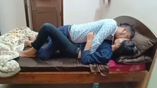 BF ne GF ki moti chuchiyan dabate hue muh mein kiss kiya video banaya